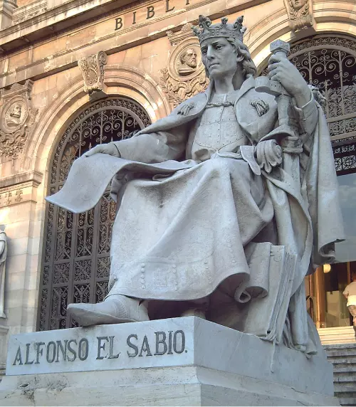 Estatua de Alfonso X "El Sabio", en la escalinata de entrada de la Biblioteca Nacional de España, en Madrid