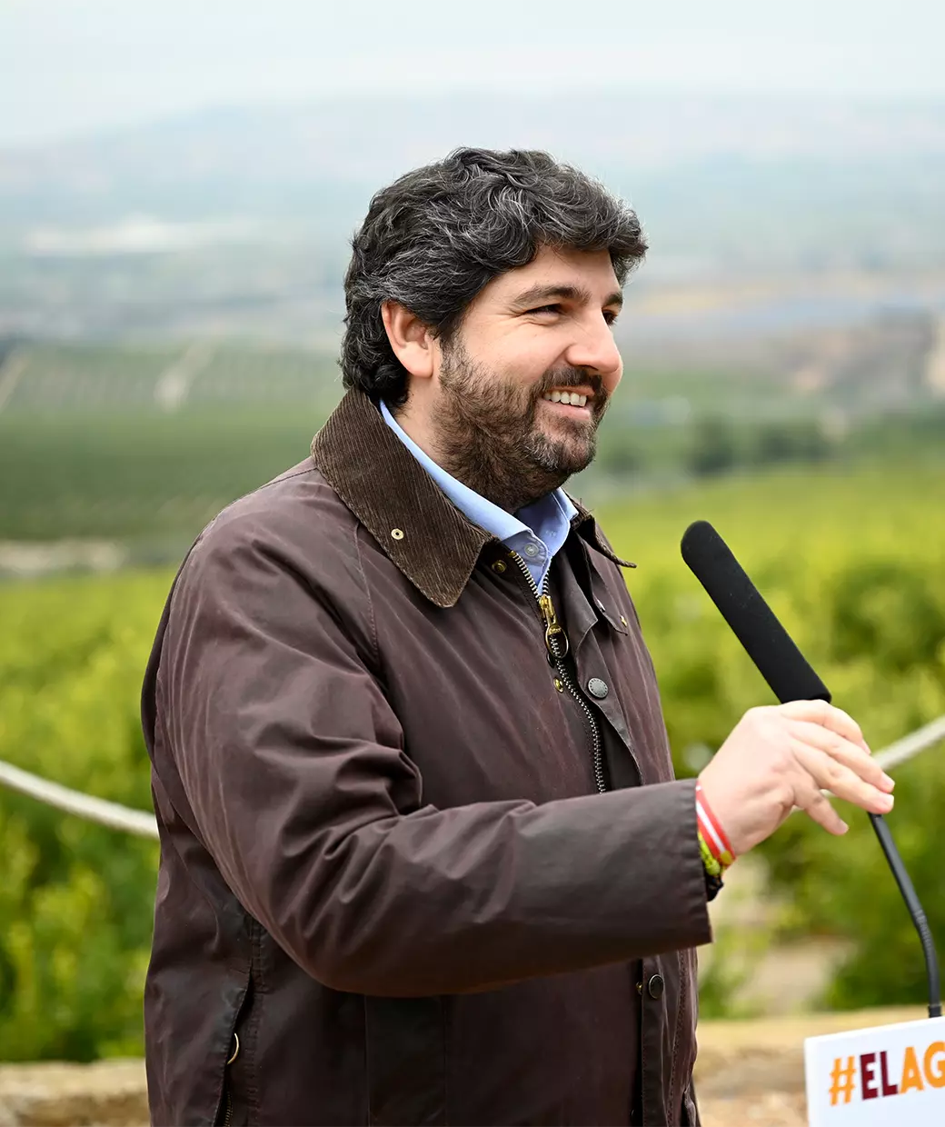 El presidente de la Comunidad Autónoma, Fernando López Miras, frente a un micrófono en un entorno natural
