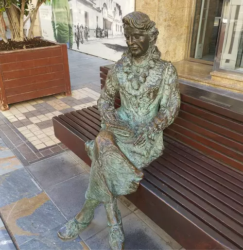 Monumento a Carmen Conde, inaugurado en mayo de 2007 con motivo del centenario de su nacimiento, obra del escultor Juan José Quirós. La estatua muestra a la escritora a tamaño real, sentada en un banco de la calle del Carmen en Cartagena, su ciudad natal.